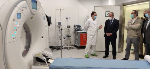 El director general del Servicio de Salud, Juli Fuster, ha visitado esta mañana el nuevo equipamiento médico