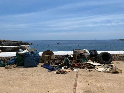 (Fotos) Limpian el fondo de Cala Torret en el primer #ploggingdaymenorca2021