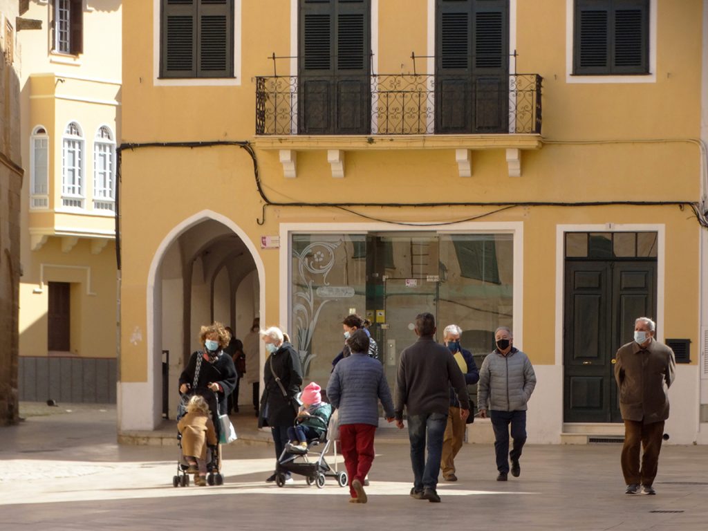 Gente en el centro de Ciutadella (Foto: Cris Ruiz)