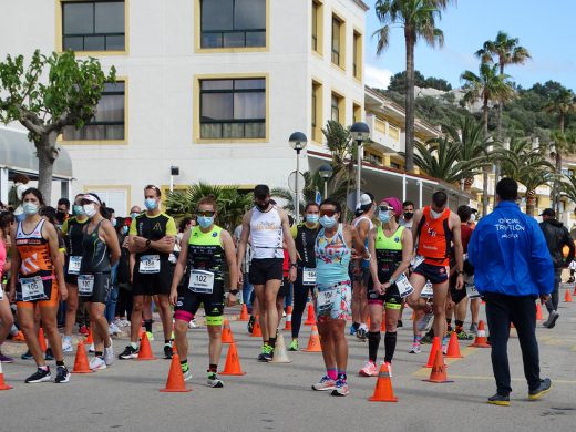 (Fotos) El Triatló de Son Bou desafía a las medusas