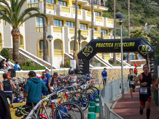 (Fotos) El Triatló de Son Bou desafía a las medusas