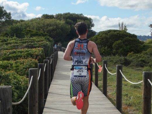 (Fotos) El Triatló de Son Bou desafía a las medusas