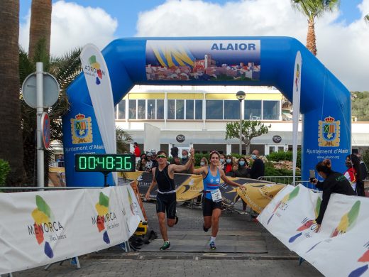 (Fotos) El Triatló de Son Bou desafía a las medusas