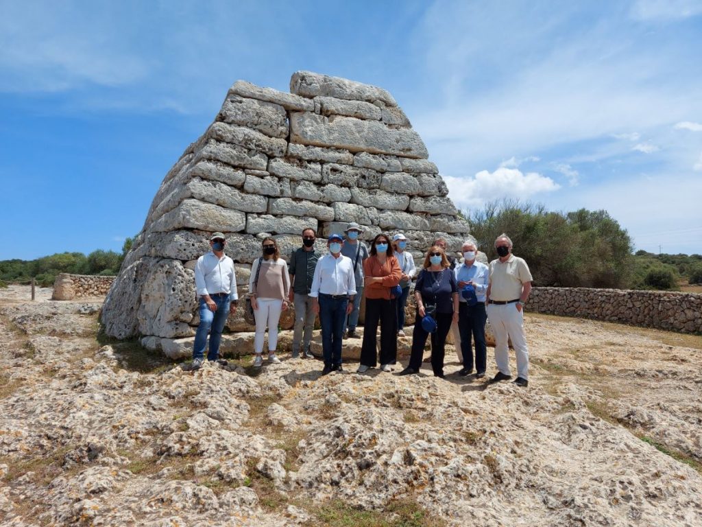 El embajador de la UNESCO visitó la Naveta des Tudons (Foto: Menorca Talayótica)