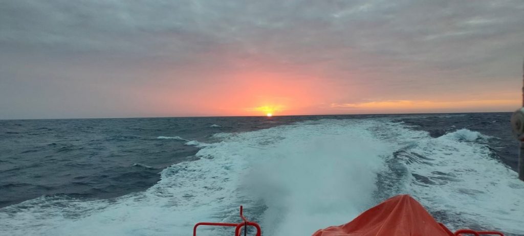 El velero ha sido remolcado hasta el puerto de Barcelona