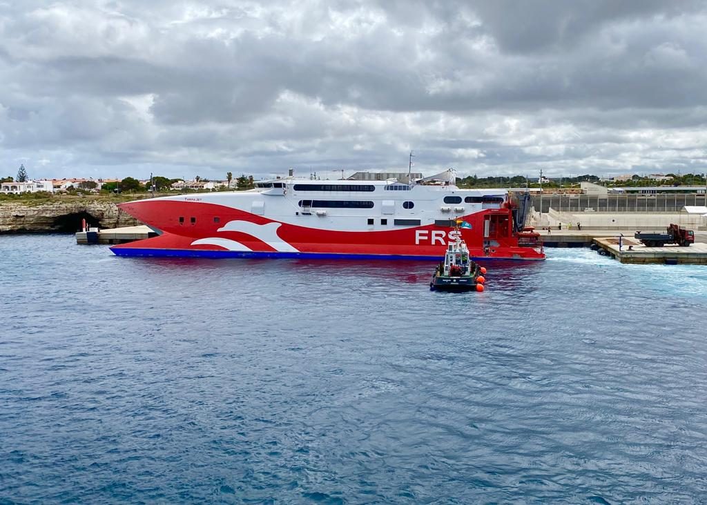 El fast ferry Tarifa Jet esta mañana en el dique de Ciutadella