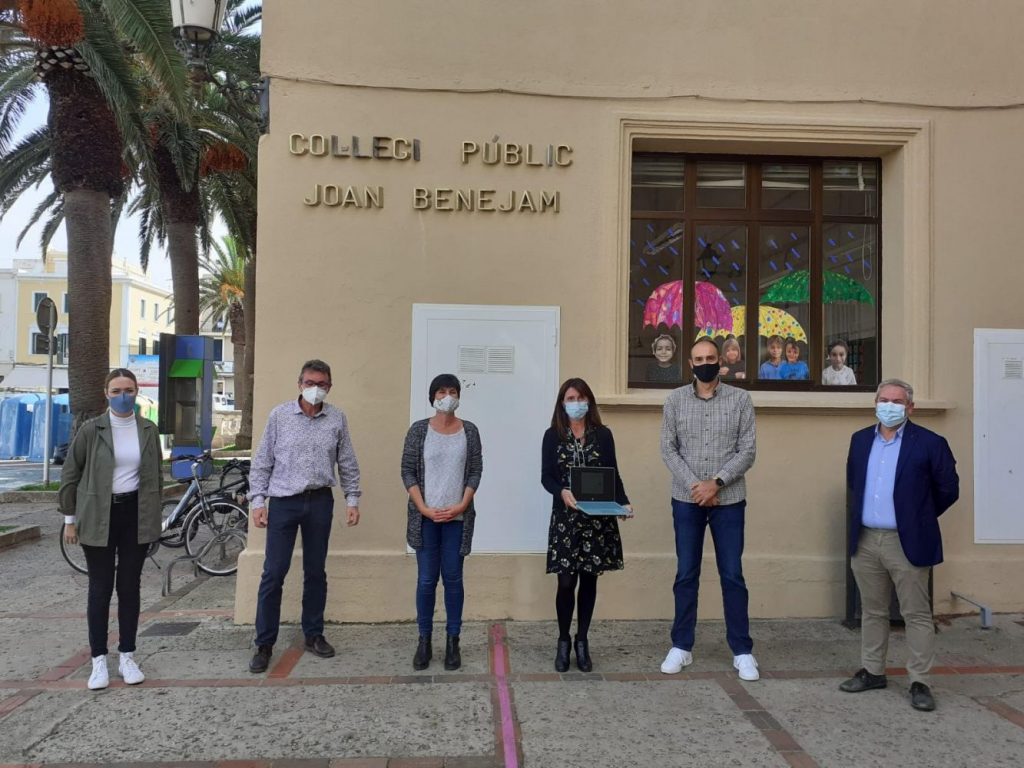 Ordenadores para alumnos con problemas.