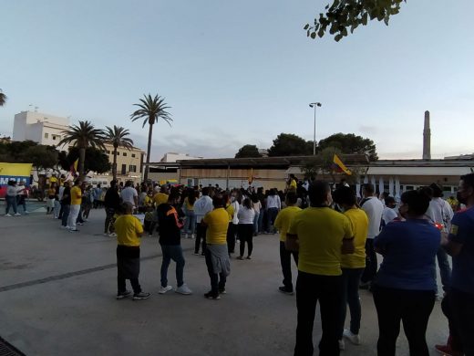 (Fotos) Los colombianos de Menorca protestan por la situación en su país