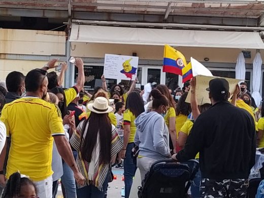 (Fotos) Los colombianos de Menorca protestan por la situación en su país