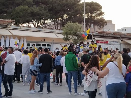 (Fotos) Los colombianos de Menorca protestan por la situación en su país