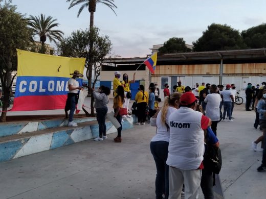 (Fotos) Los colombianos de Menorca protestan por la situación en su país