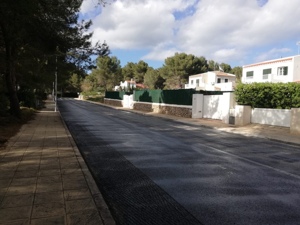 Obras en una de las vías de la urbanización.