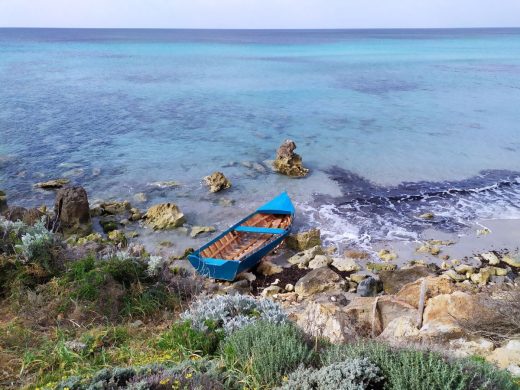 Imagen de archivo de una patera abandonada en la costa de Menorca (Foto: EA)