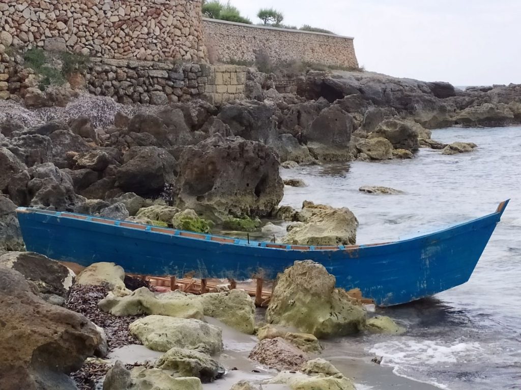 Imagen de archivo de una patera abandonada en la playa de Santo Tomás (Foto: EA)