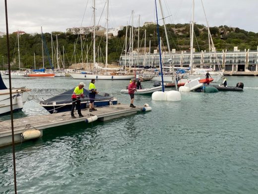 (Fotos y vídeo) Rescatan el velero hundido