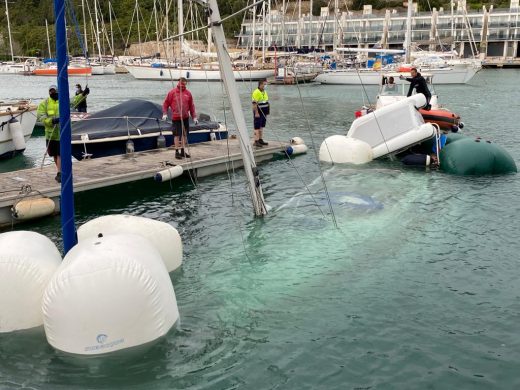 (Fotos y vídeo) Rescatan el velero hundido