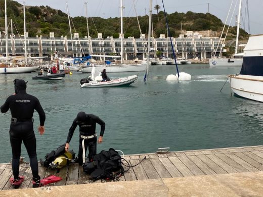 (Fotos y vídeo) Rescatan el velero hundido