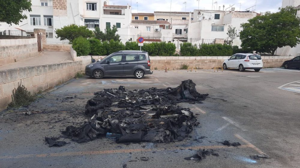 El incendio no ha afectado a los vehículos aparcados (Foto: Antxon)