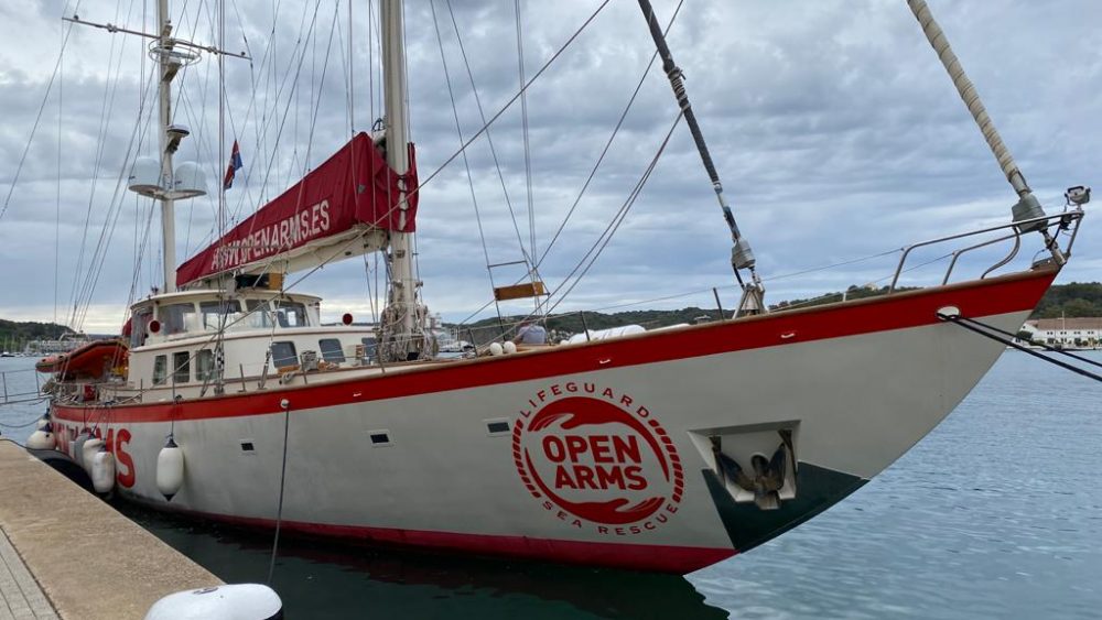 El barco Astral en una visita anterior al puerto de Maó