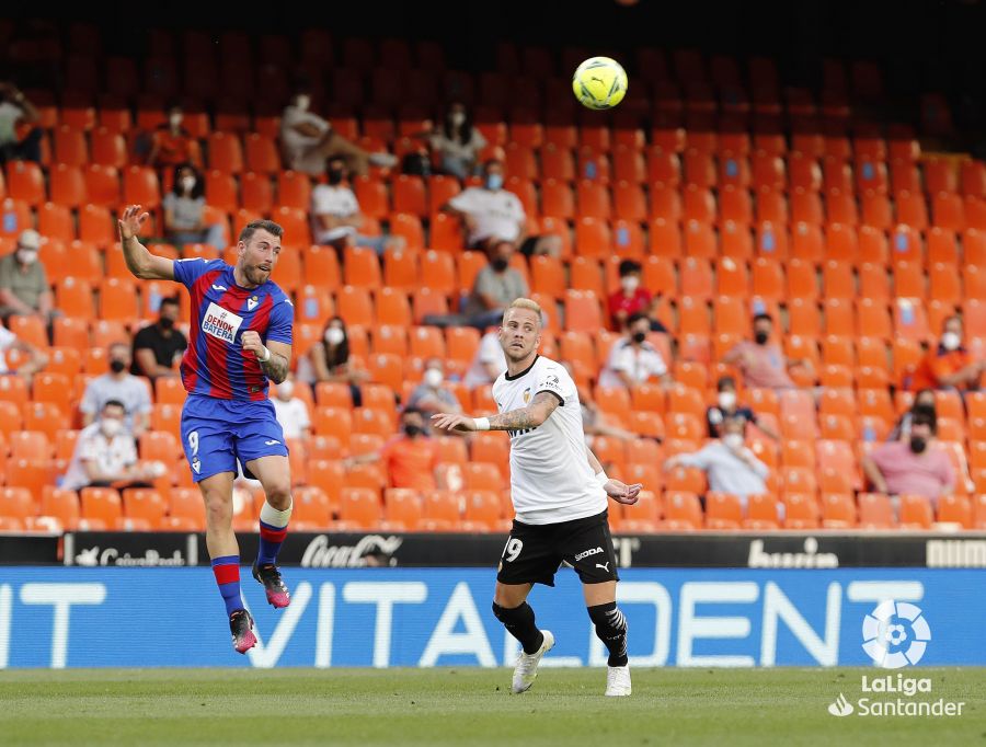 Enrich busca un balón aéreo en una acción del partido.