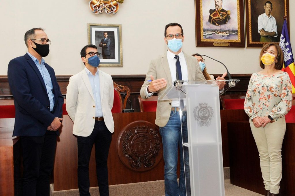 El conseller balear, Miquel Company, el conseller Josep Pastrana y el alcalde de Maó, Héctor Pons, en la presentación esta mañana en el Ayuntamiento de Maó (Foto: Tolo Mercadal)