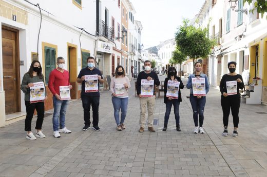 El alcalde Xisco Ametller, junto a los miembros de la asociación (Foto: Tolo Mercadal)