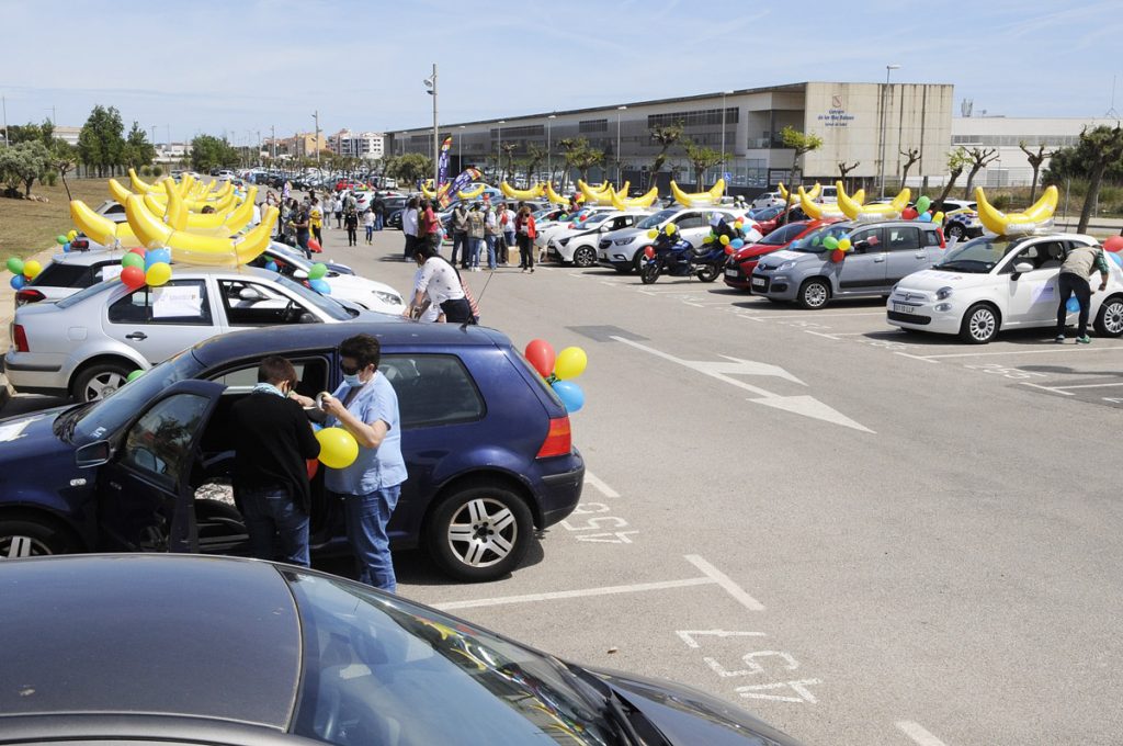 Los vehículos, en una anterior protesta en el Mateu Orfila (Foto: Tolo Mercadal)