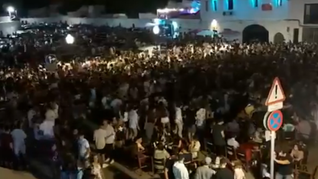 Jóvenes en el pla de Sant Joan durante las fiestas de este año