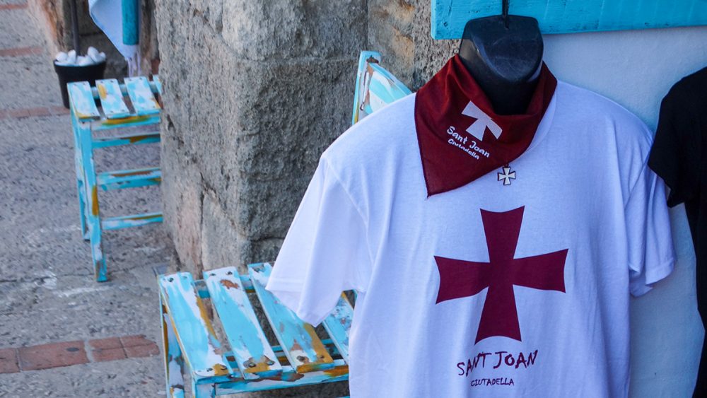 Camiseta y pañuelo de Sant Joan en un comercio (Fotos: Cris Ruiz)