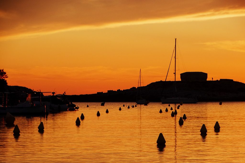 Puesta de sol en Cala Santandria (Foto: Cris Ruiz)