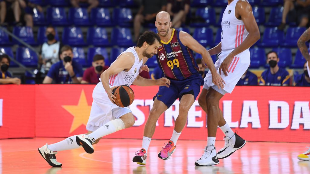 Llull bota la pelota ante Calathes.