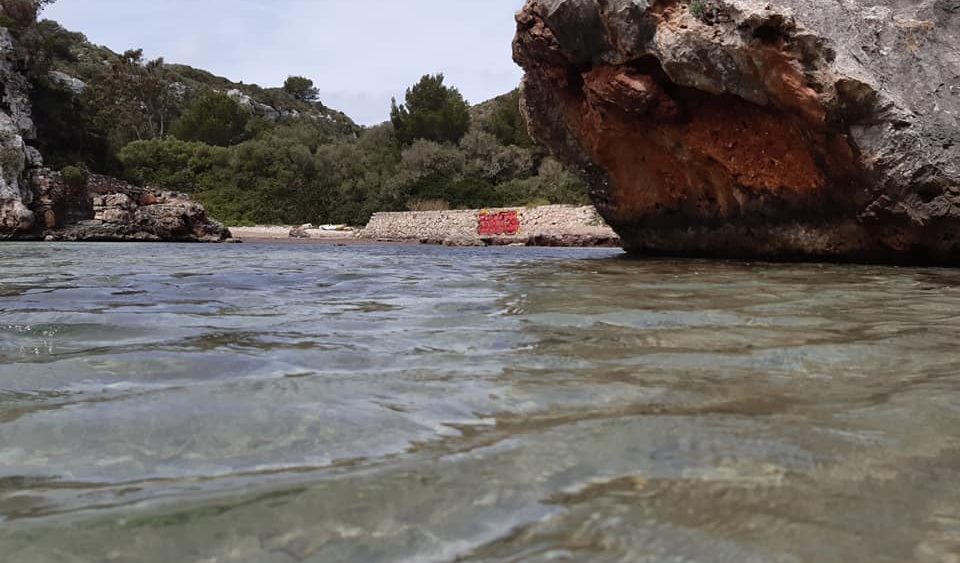 La "pintada" es muy visible en Cales Coves (Foto: GOB Menorca)