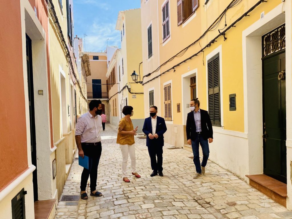 El conseller Josep Marí y la alcaldesa, Joana Gomila, paseando por Ciutadella