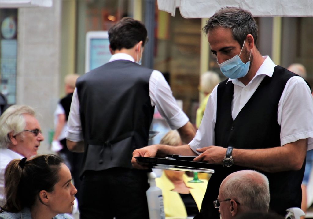 El sector hostelero es uno de los más afectados por el paro debido a las restricciones por la pandemia