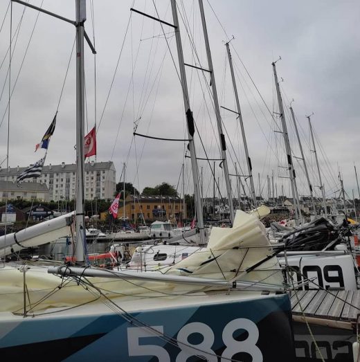 Embarcaciones en aguas de la Bretaña francesa listas para la regata.