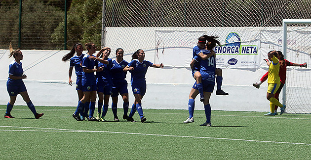 Celebración de uno de los goles (Fotos: deportesmenorca.com)