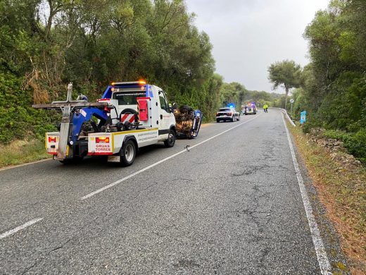 (Fotos) Aparatoso accidente en la carretera entre Es Mercadal y Fornells