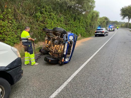 (Fotos) Aparatoso accidente en la carretera entre Es Mercadal y Fornells