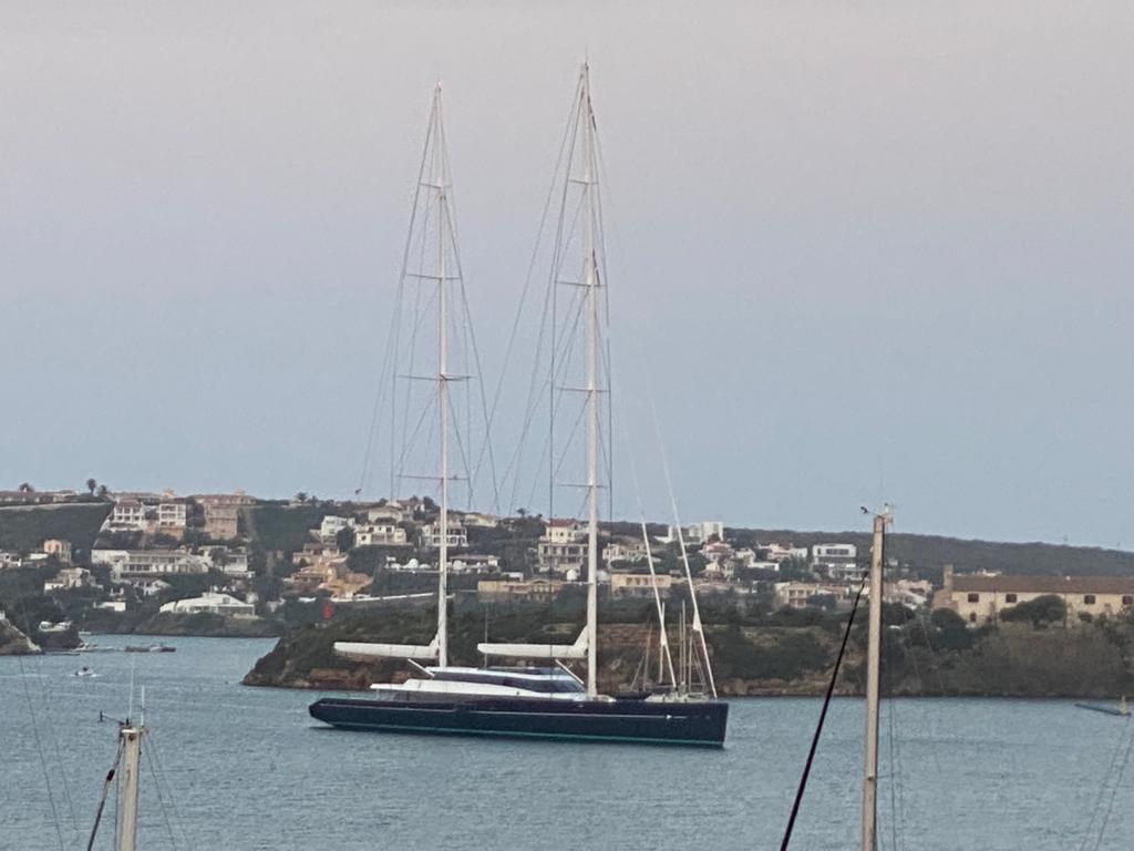 El velero "Aquijo", en el puerto de Maó (Foto: Tolo Mercadal)