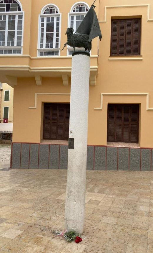 Imagen de las rosas en la base de la escultura (Foto: Tolo Mercadal)