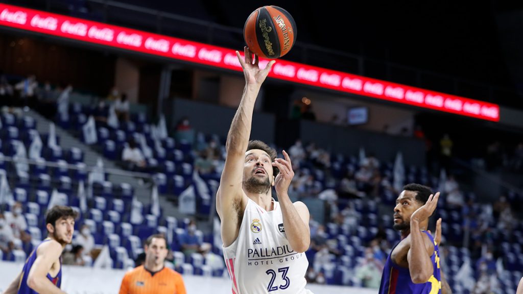 Llull lanza a canasta.