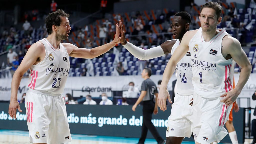 Llull celebra una canasta junto a Garuba.