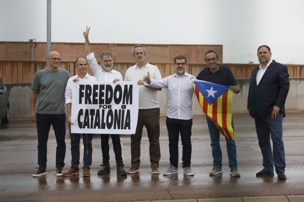 Los políticos catalanes, al salir de la cárcel.