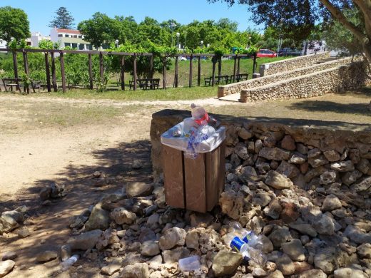 (Fotos) El parque de Sínia Costabella, nuevo centro de “botellones” en Maó