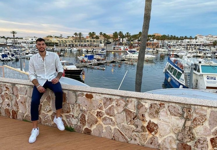 Willy Hernángómez ha subido a Instagram una foto posando en Ciutadella.