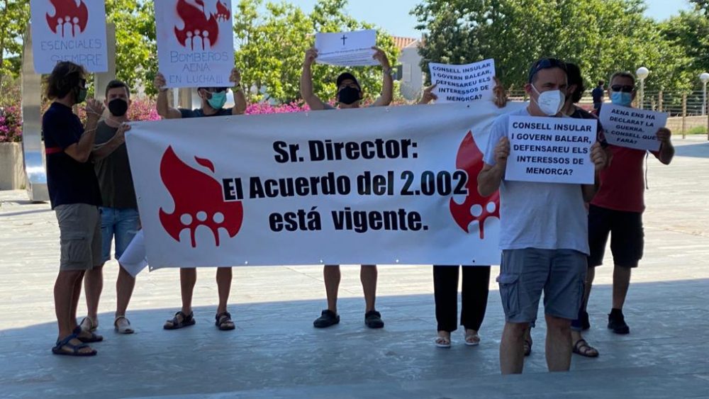 Se han concentrado esta mañana en la sede del Consell de Menorca (Fotos y vídeo: Tolo Mercadal)