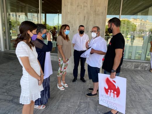 (Fotos y vídeo) AENA se niega a negociar con los trabajadores del aeropuerto de Menorca