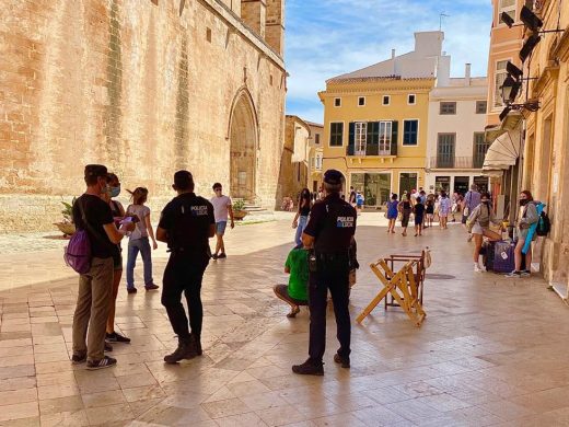 (Fotos y vídeo) Sant Joan pasado por agua y un “primer toc” sin “fabioler” en Ciutadella