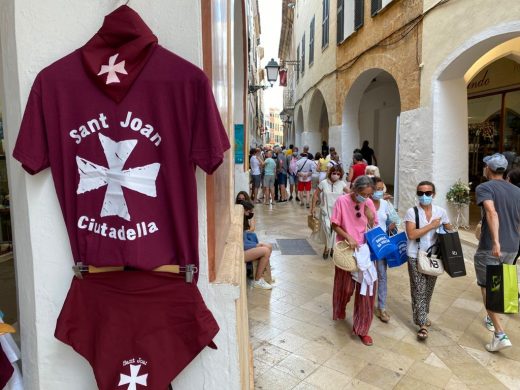 (Fotos y vídeo) Sant Joan pasado por agua y un “primer toc” sin “fabioler” en Ciutadella