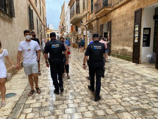 (Fotos y vídeo) Sant Joan pasado por agua y un “primer toc” sin “fabioler” en Ciutadella